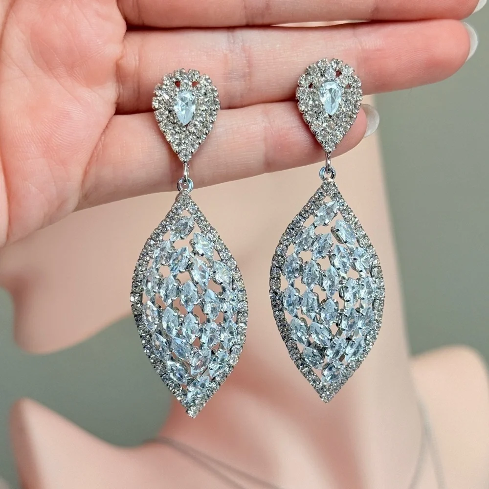 ⚜️ Chic Silver Teardrop Earrings